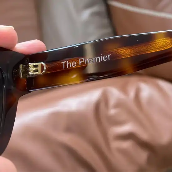 Put LOGO on the temple of sunglasses